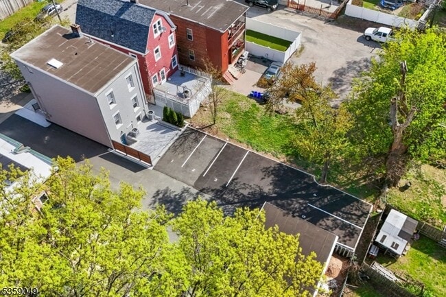 Building Photo - 32 Willowdale Ave