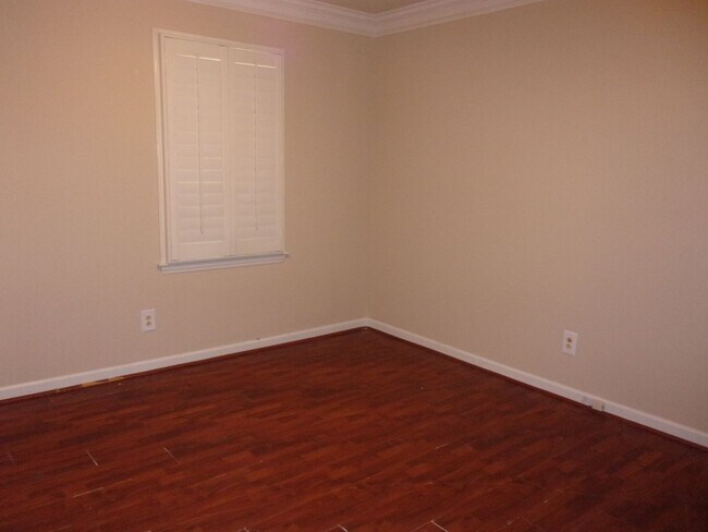 Building Photo - Beautiful 2 Bedroom Brick Ranch with Private Courtyard Patio