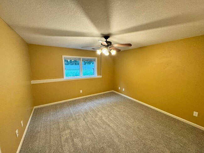 Building Photo - Large, Executive Level 5 Bedroom, 3 Bath!