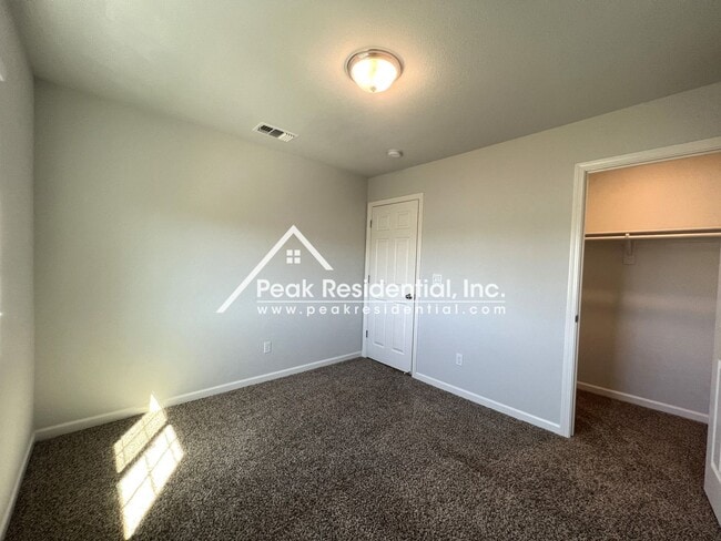 Building Photo - Newer 3bd/2.5 ba Home with 1 Car Garage in Gated Community