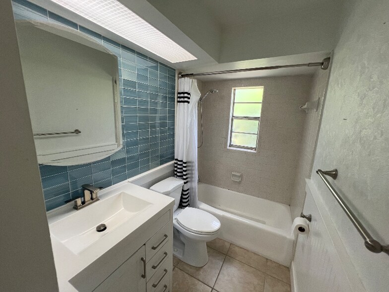 Building Photo - 858 Rose Way