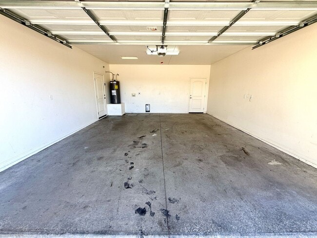 Building Photo - Great 3 Bedroom, 2 Bathroom Home Centrally Located- Available Now!