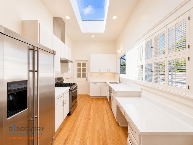 Building Photo - Classic Berkeley Condo with Tasteful Modern Updates
