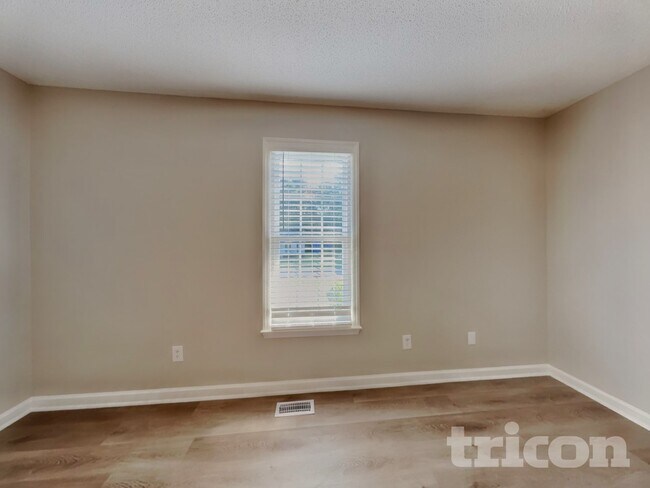 Building Photo - 1004 Spruce Dr