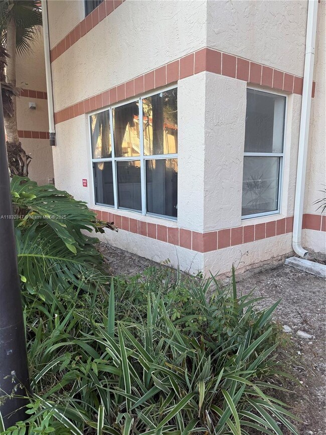 Primary Photo - 3320 Pinewalk Dr N