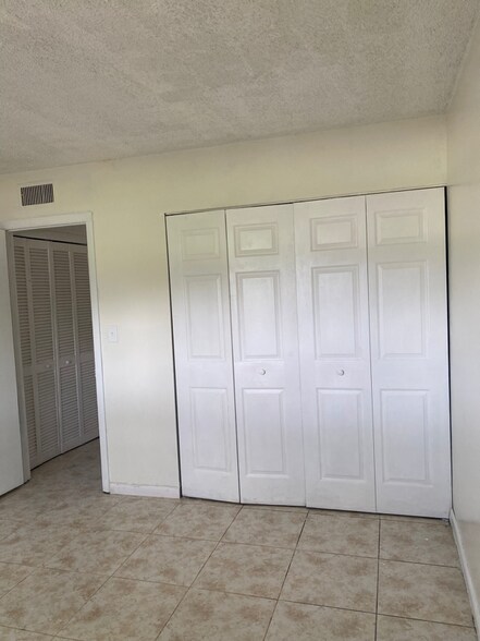 Building Photo - 4136 Lakeside Dr