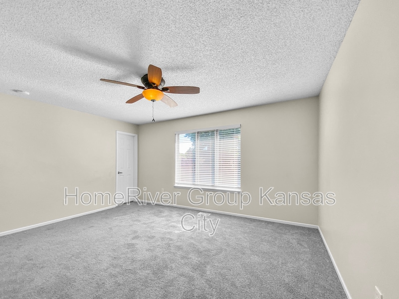 Building Photo - 304 NW 36th St Terrace