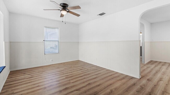 Building Photo - Charming 3-Bedroom Home with Spacious Backyard!