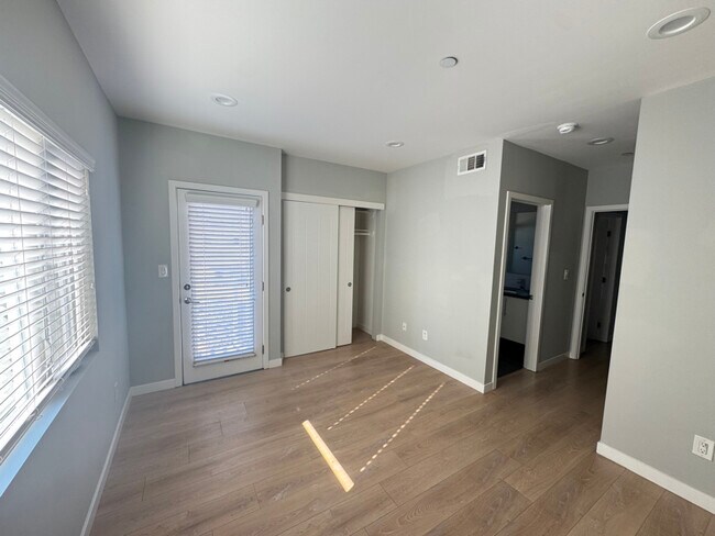 Building Photo - 6117 Fountain Ave