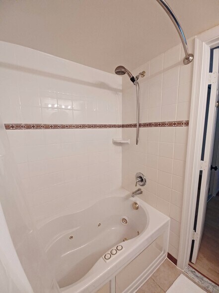 Building Photo - 7209 Carriage Hill Dr