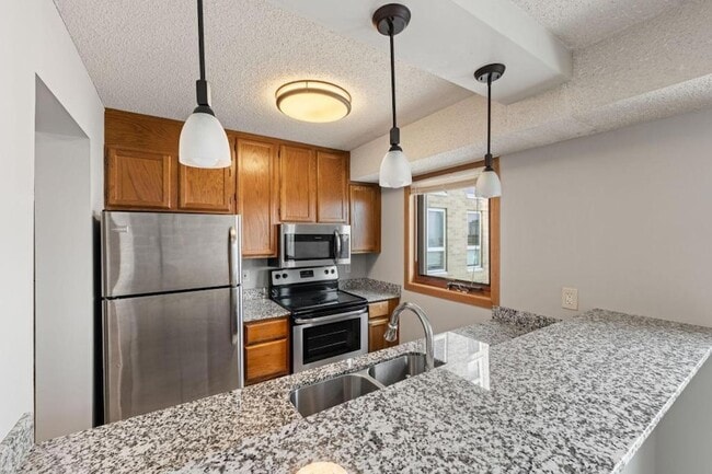 Building Photo - 433 S 7th St