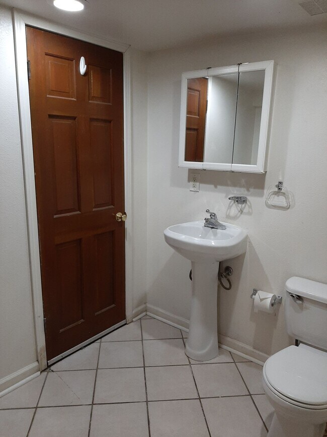 Building Photo - College Housing - 4 bedrooms