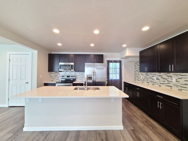 Building Photo - $2,350- 3 Bed / 2 Bath Beautiful Newer Bui...