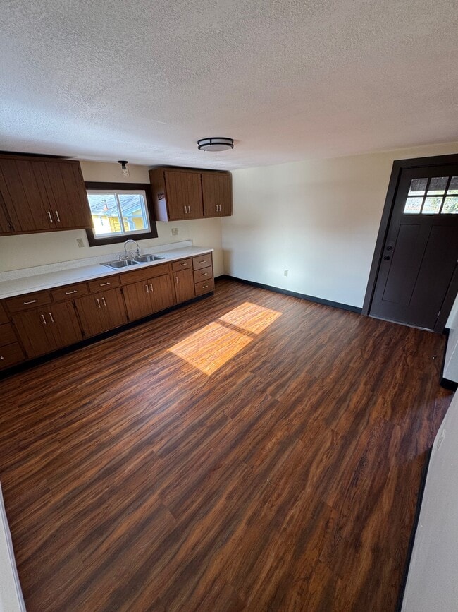 Building Photo - 702 Peer St