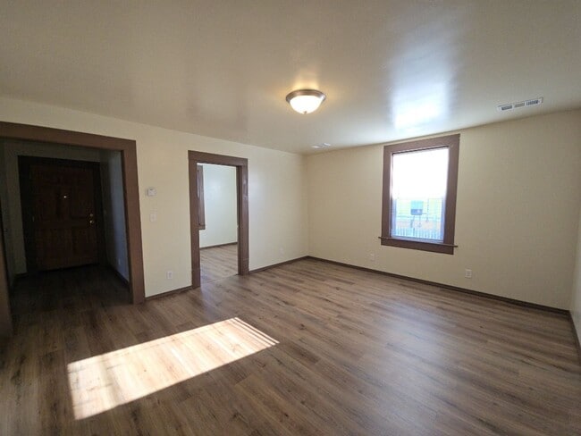Building Photo - 3BR Eureka home offers remodeled interior, large yard and outbuildings!