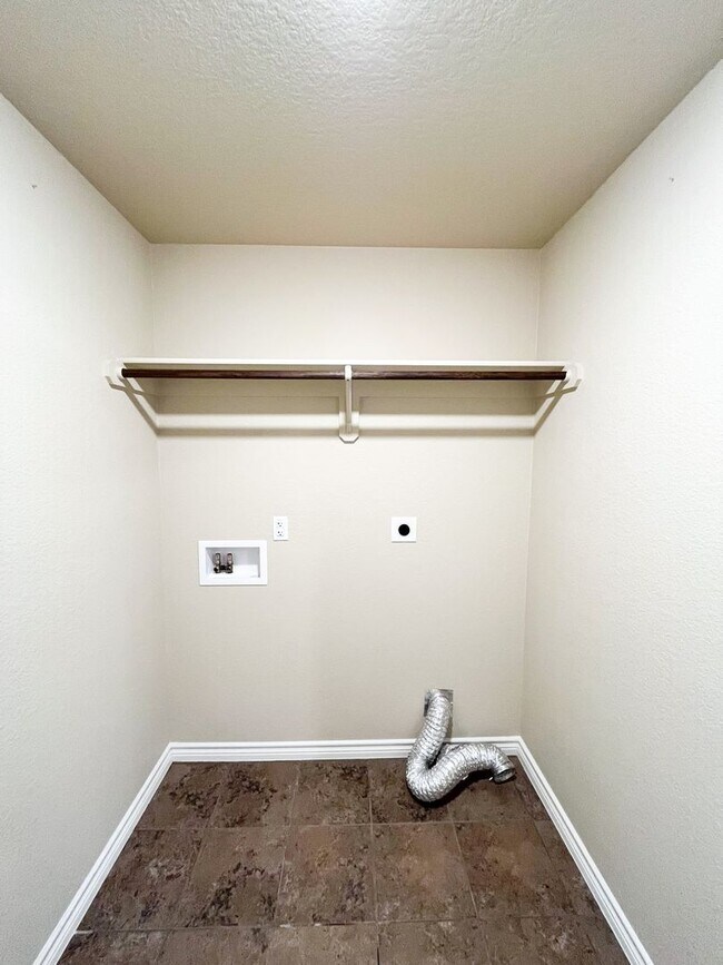 Building Photo - Available 7/11/2025 Beautiful 1 story, 5 b...