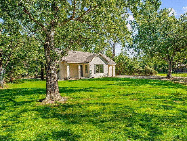 Building Photo - 302 W Collins St