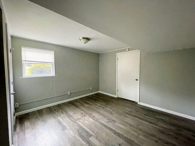 Building Photo - 2804 Broadview Dr NW