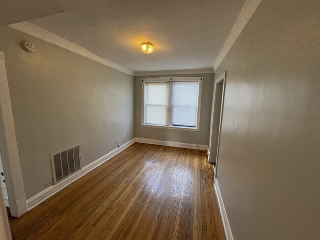 Building Photo - 1708 W Lunt Ave