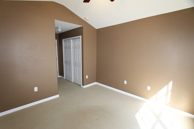 Building Photo - 1056 Hampton Cir