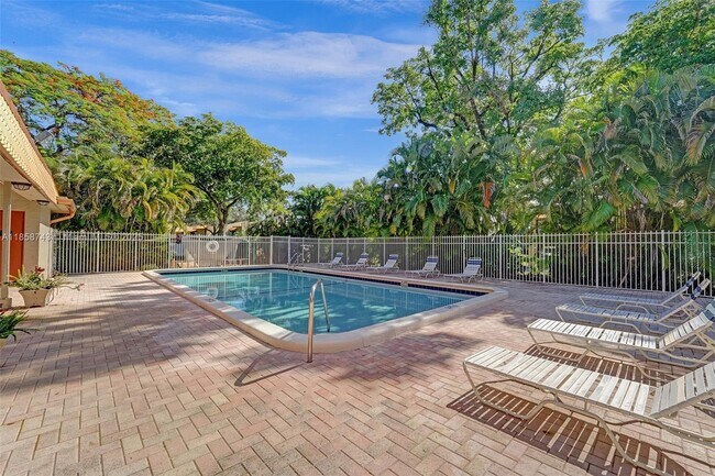 Building Photo - 760 E Coco Plum Cir