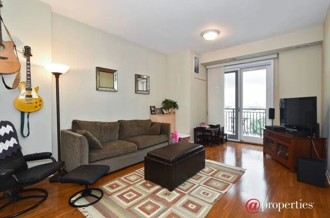 Building Photo - 828 W Grace St