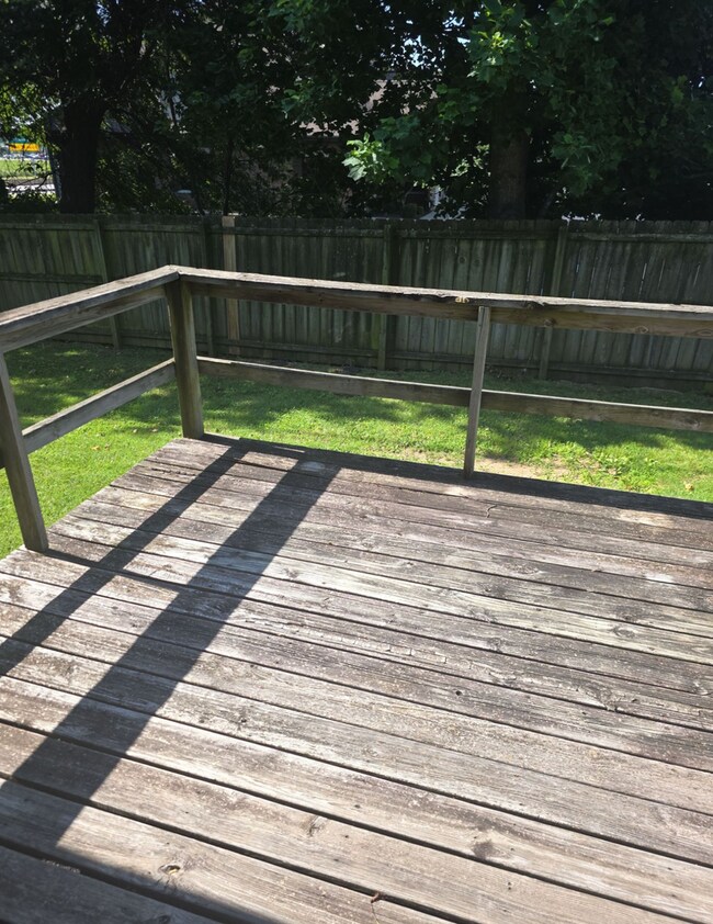 Building Photo - Great 3 Bed 2 Bath Duplex w/ attached 2 car garage!