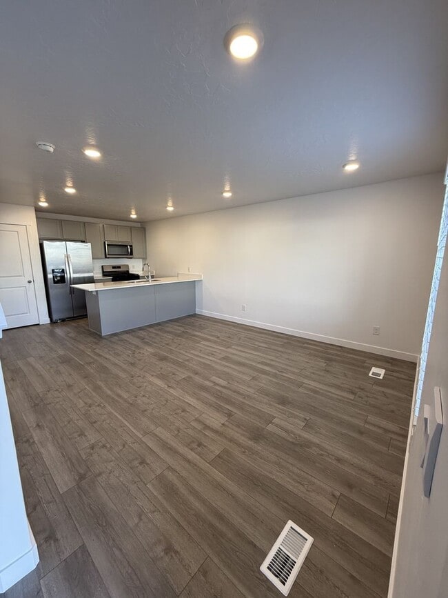 Building Photo - Charming Townhome in Provo, UT  $500 gift card if rented, Pets upon approval