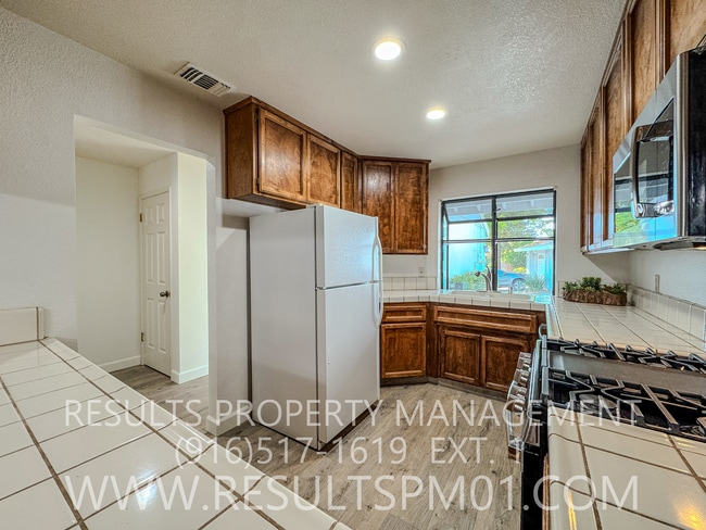 Building Photo - Lovely 2 Bedroom Condo near Davis university