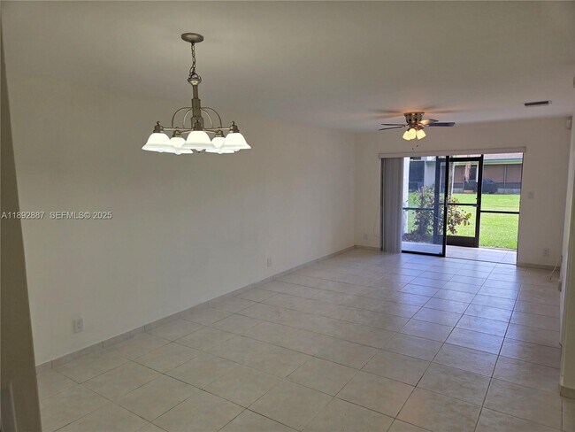 Building Photo - 460 Lakeview Dr