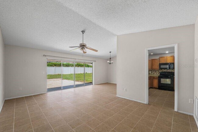 Building Photo - 7504 N Sanibel Cir