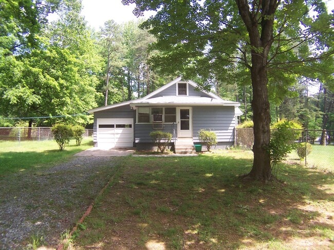 Building Photo - 1 Bedroom off Staley Rd!