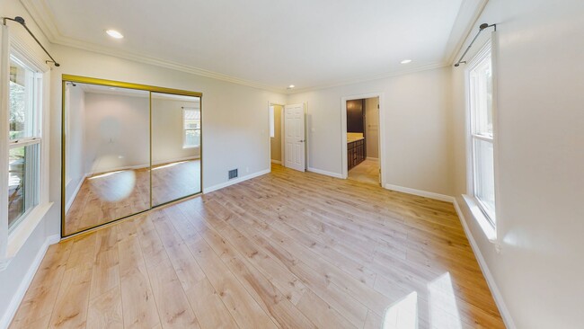 Building Photo - *** Gorgeous 4 bed 3 bath Single Family Ho...