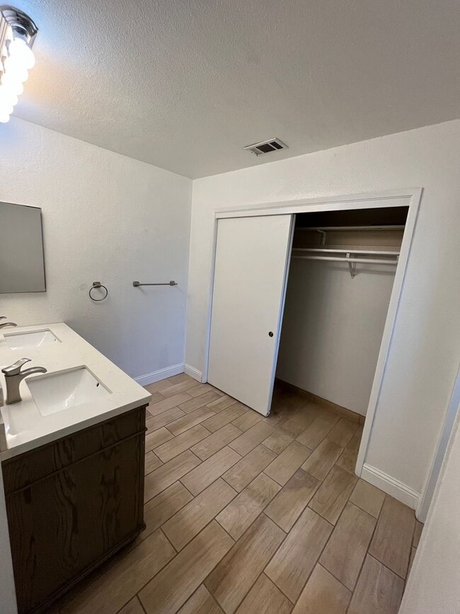 Building Photo - SW Visalia Home coming soon!!
