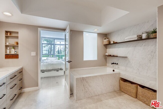 Building Photo - 13700 Marina Pointe Dr