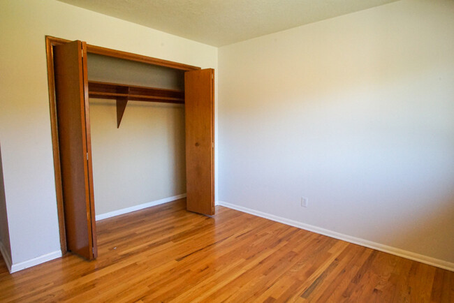 Building Photo - Large Clean Open Hillsdale apartment, Big ...