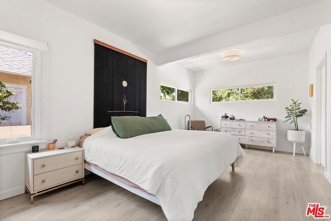 Building Photo - 1231 W 49th St