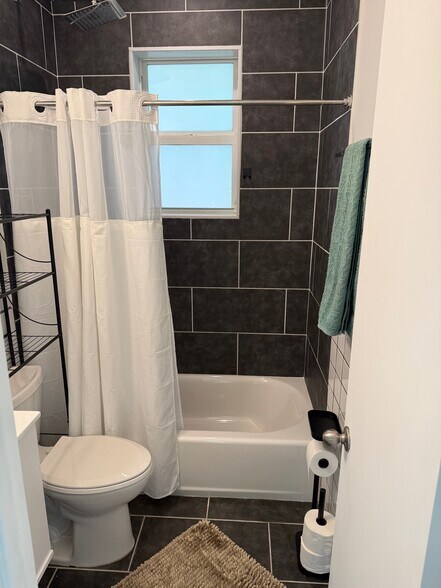 Building Photo - 2513 Staples Ave