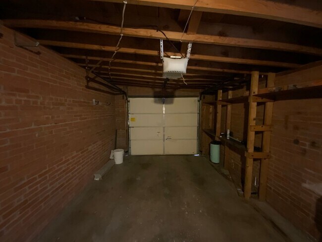 Building Photo - 3 Bedroom Single Story Available Near Coma...