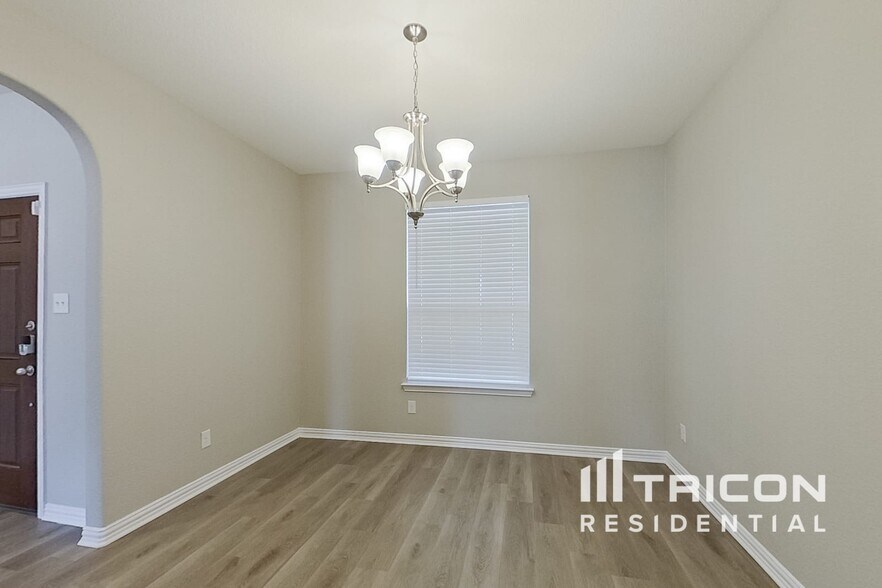 Building Photo - 8757 Royalwood Dr
