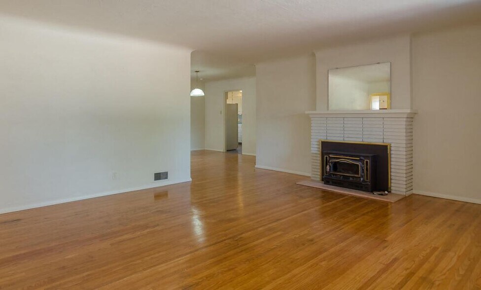 Building Photo - 3600 Calle del Sol NE