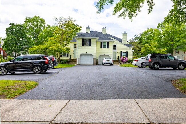 Building Photo - Spacious & Stylish 3-Bedroom Townhome in S...