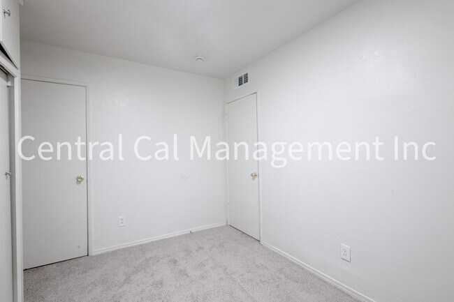 Building Photo - 2000-2004 Bank St