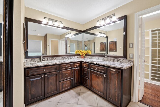 Building Photo - 2203 Lakewind Ln