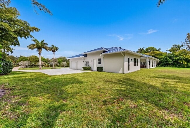 Building Photo - 2400 SW 112th Ave