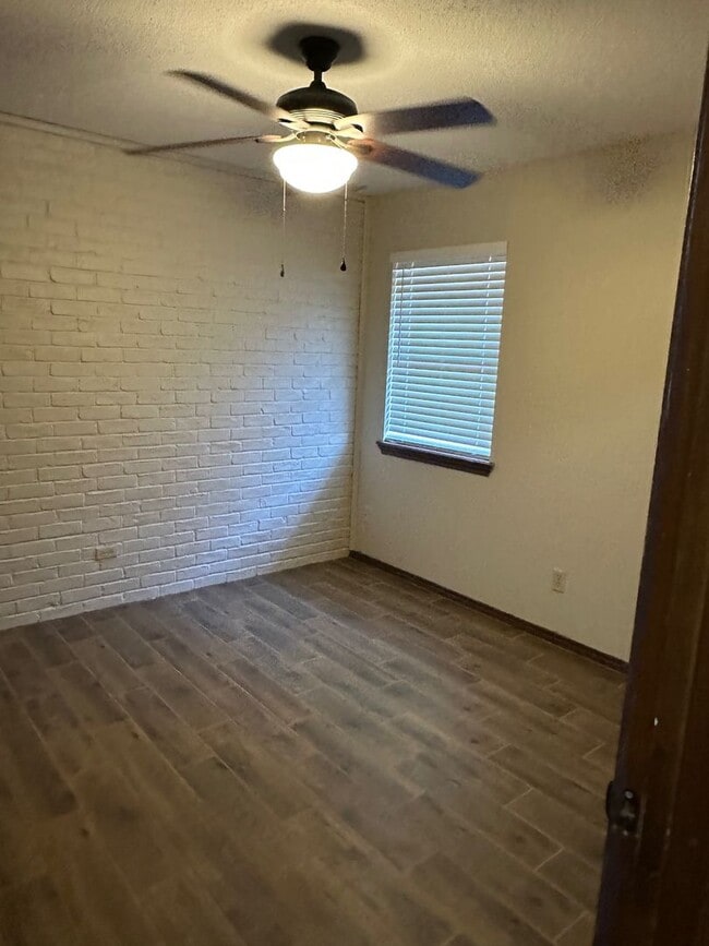 Building Photo - 1006 Fairway Dr