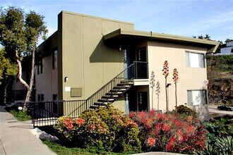 Building Photo - Studio in Mission Hills + Parking and Storage