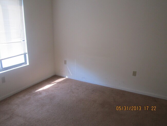 Building Photo - 1600 Park Cir