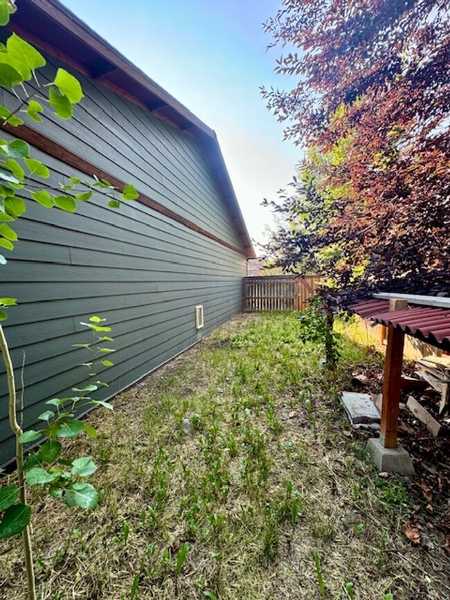 Building Photo - Charming 3-Bedroom, 2-Bathroom Single-Leve...