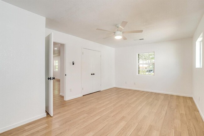 Building Photo - 1701 Larkspur Dr